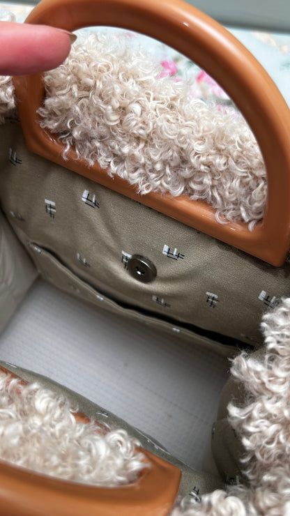 Inside lining  with clasp
