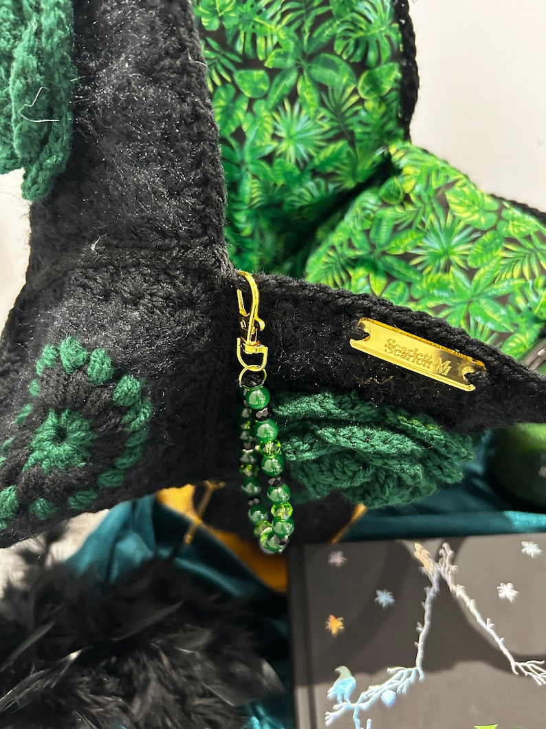 Emerald beaded charm and gold clasp detail