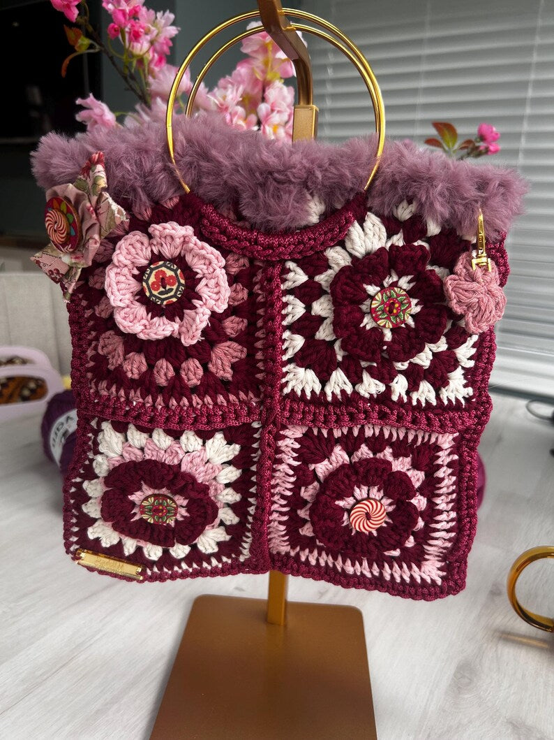 Mauve faux fur trim close-up