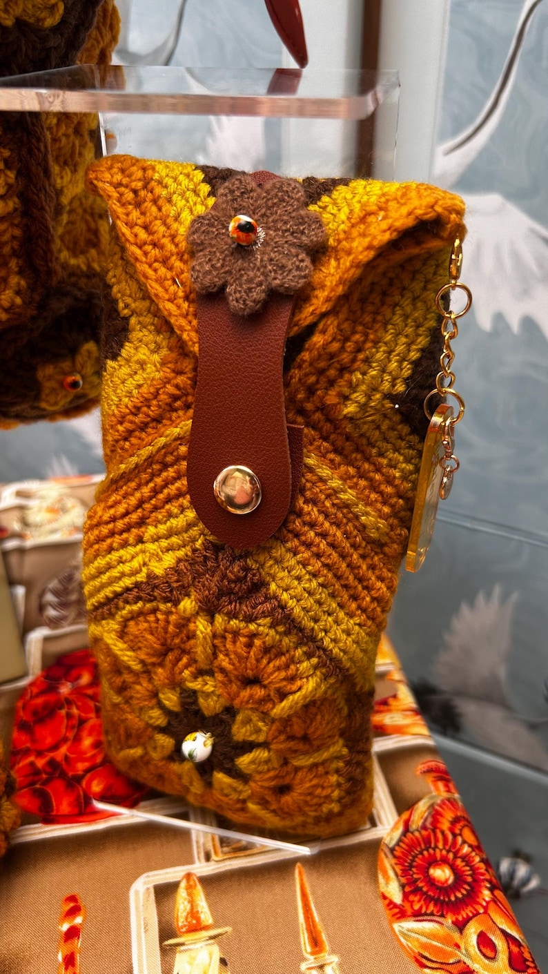 Sunflower-pattern crochet glasses case with flap closure