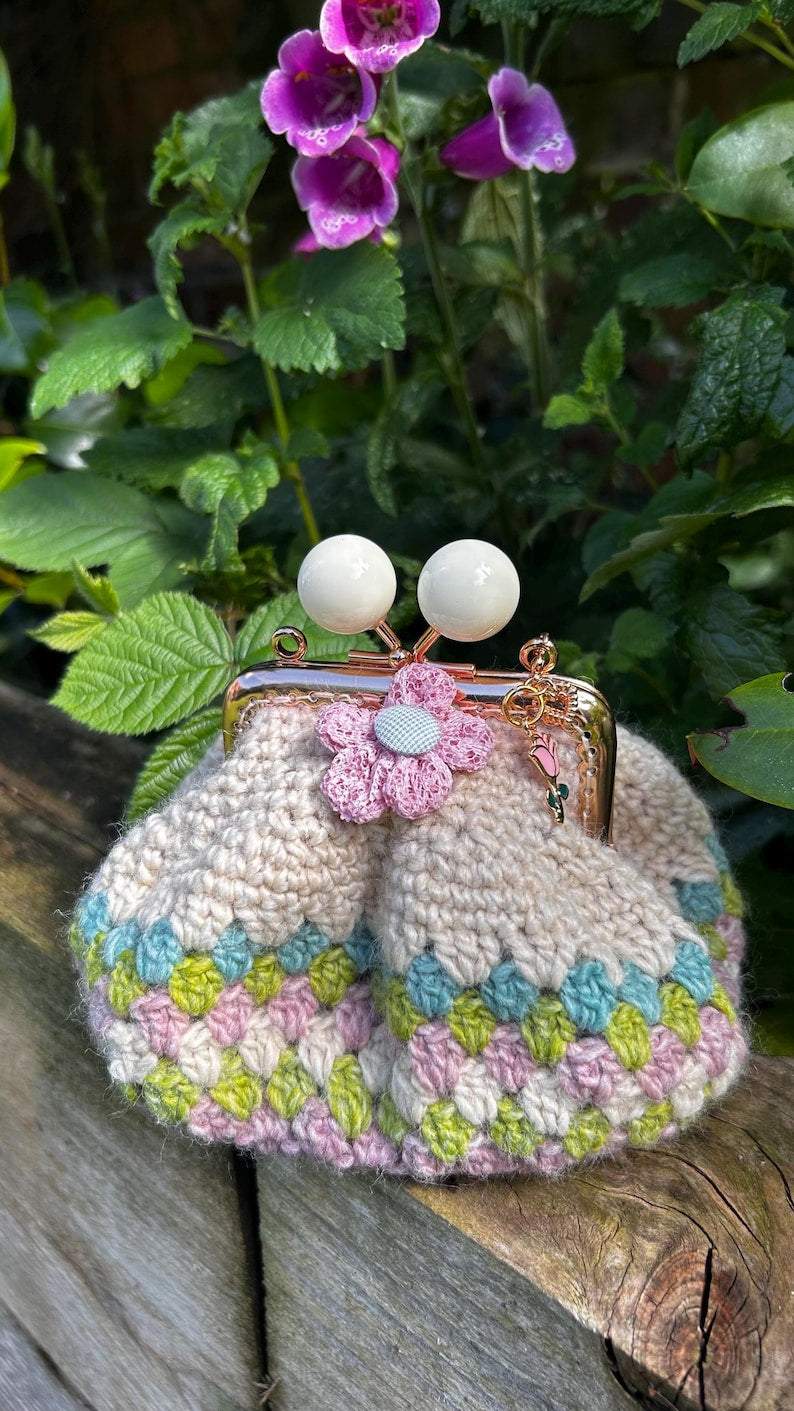 Crochet coin purse with kiss-lock frame and tulip charm